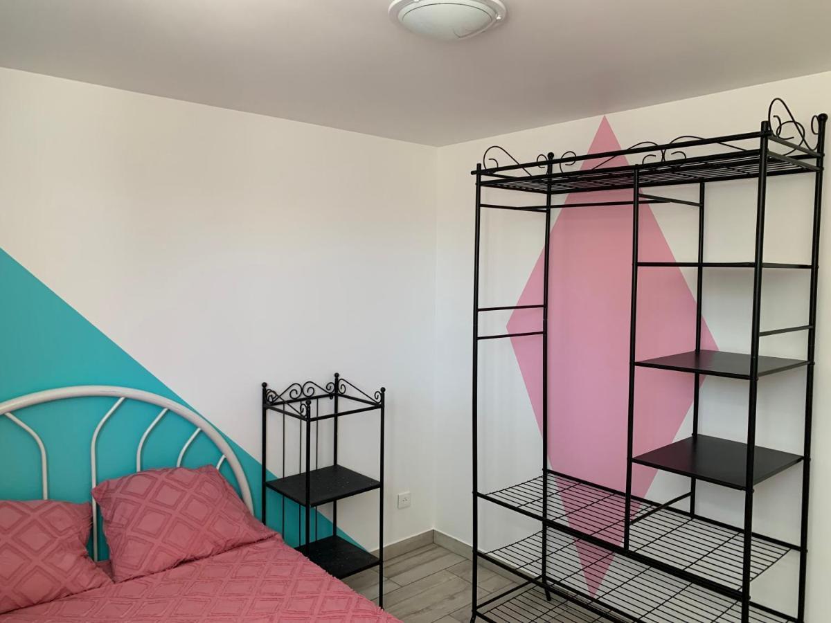 Charmant logement avec un extérieur et un jacuzzi Lançon-Provence Exterior foto