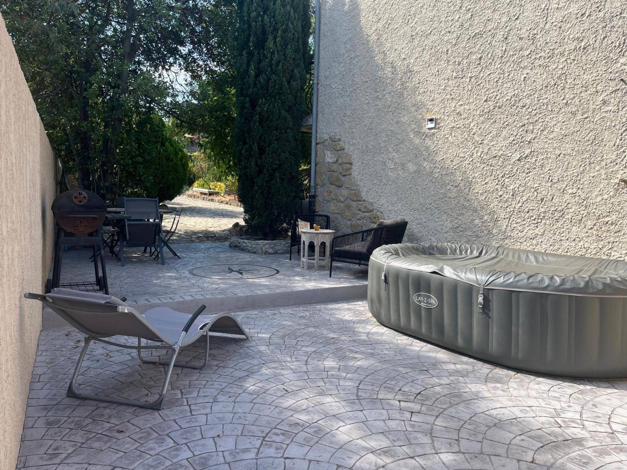 Charmant logement avec un extérieur et un jacuzzi Lançon-Provence Exterior foto
